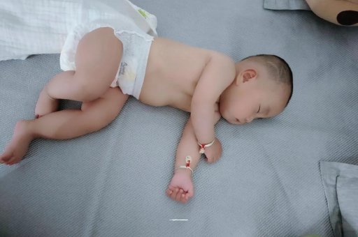 弥勒三个月宝宝抬头不稳